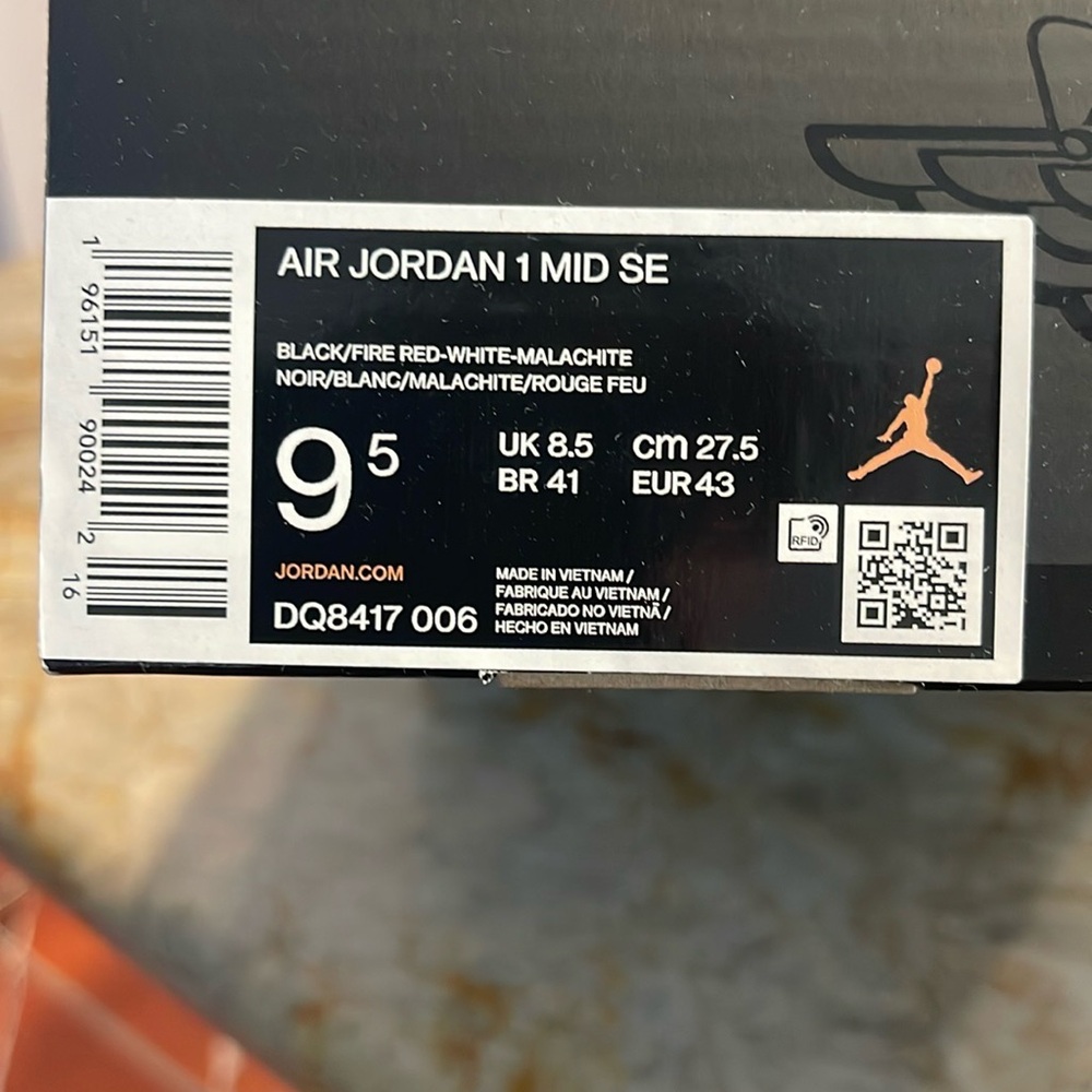 Jordan 1 Mid SE in Black, Red, White, and Malachite - Picture 14 of 15